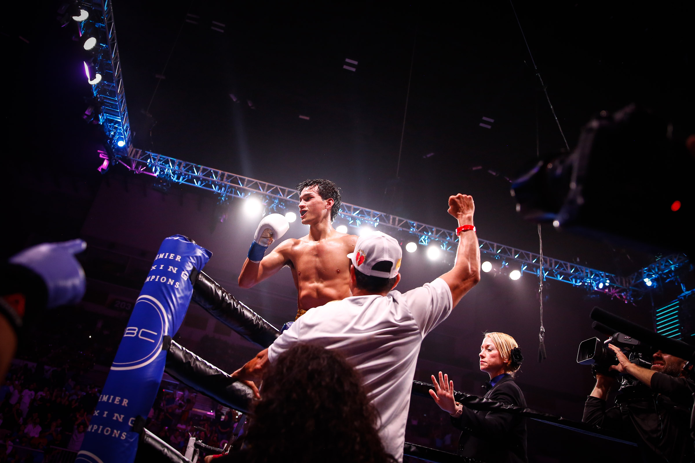 Figueroa Retains WBA Interim Title Against Chacon