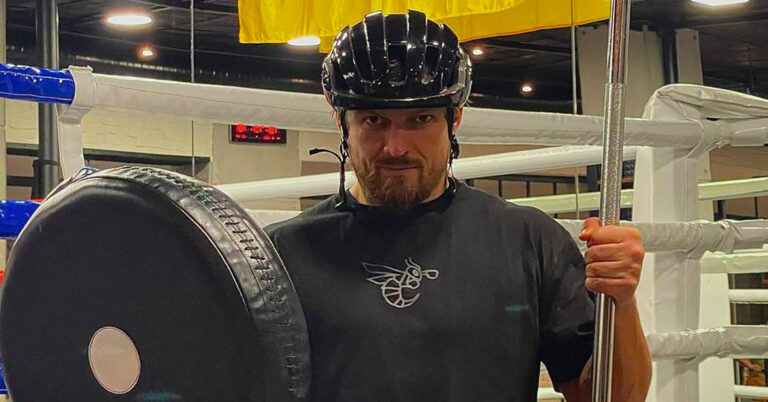 Usyk Imitates A Spartan And Sends New Message To Tyson Fury